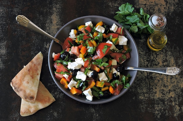 Arabischer Salat mit Gemüse, Oliven und Feta.