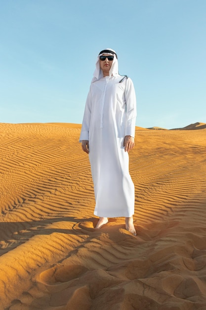 Arabischer Scheich im langen weißen Kleid, Nahaufnahme mitten in der Wüste von Dubai