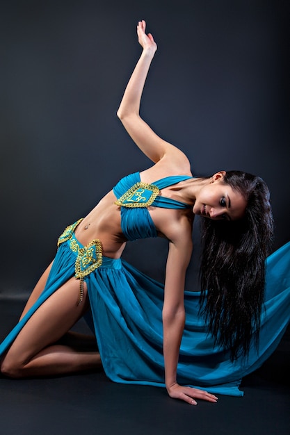Arabischer Tanz, dargeboten von einer schönen Brünette im blauen Kostüm