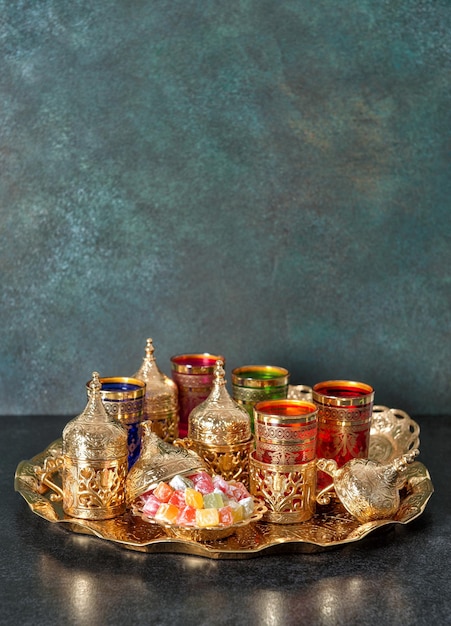 Arabischer Tee-Couchtisch, goldene Gerichte, Ramadan Kareem