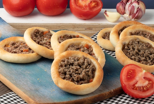 Arabischer traditioneller Snack, bekannt als Sfiha aus Fleisch