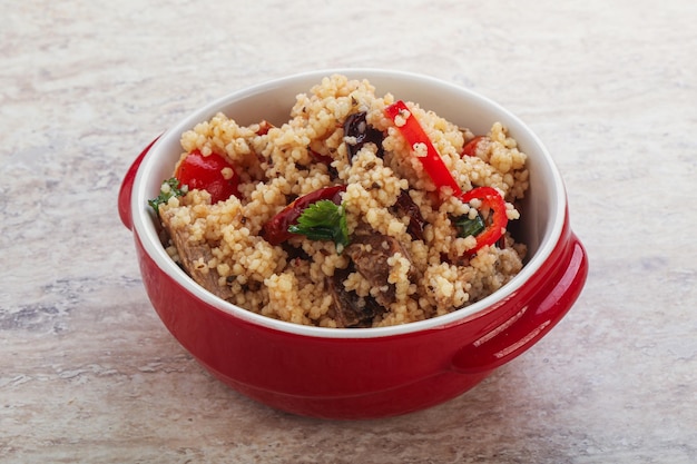 Arabisches Couscous mit Fleisch und Tomate