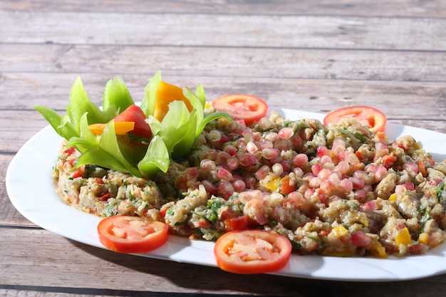 Foto arabisches essen falafel kepeh kebab humus kartoffelpüree reis kapsa