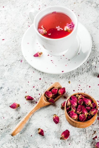 Arabisches, nahöstliches Essen. Kräutertee mit Rosenknospen