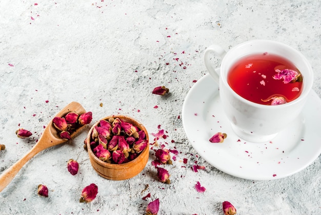 Arabisches, nahöstliches Essen. Kräutertee mit Rosenknospen