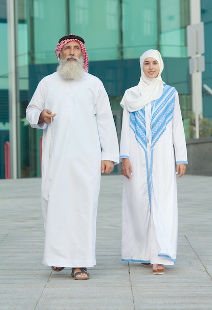 Arabisches Paar lächelnd und stehend auf Straßenhintergrund