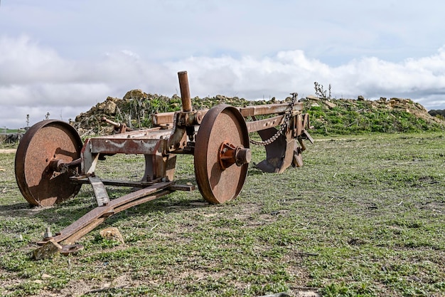 Arado viejo abandonado y oxidado