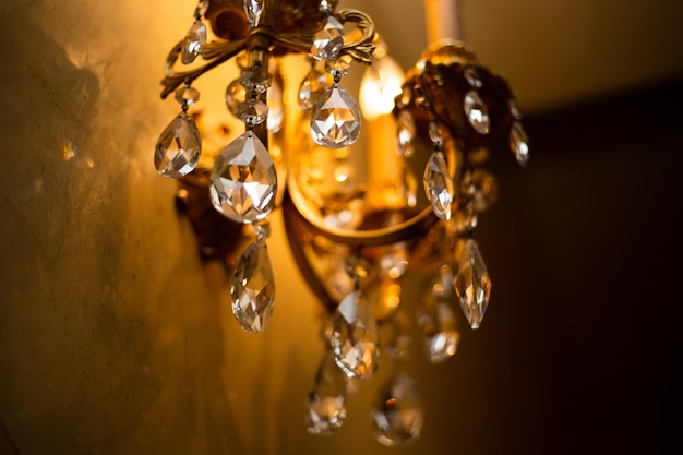Araña de cristal exquisita y costosa en estilo victoriano