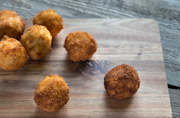 Foto arancini - bolas de arroz con mozzarella