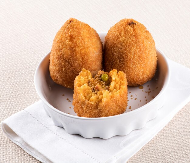 Arancini di Sicilia oder gebratene gefüllte Reisbällchen