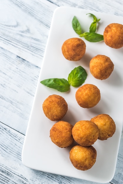Arancini en el plato blanco