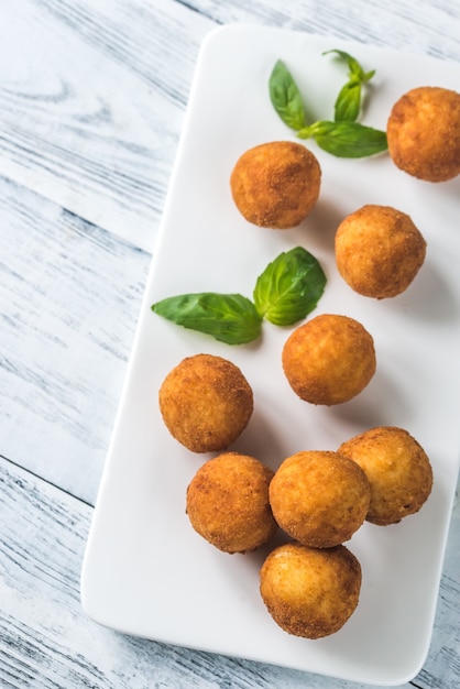 Foto arancini en el plato blanco