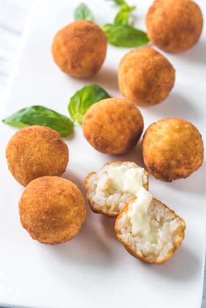 Arancini en el plato blanco