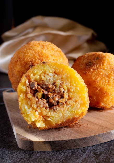 Arancini sicilianos fritos rellenos con corteza de pan rallado