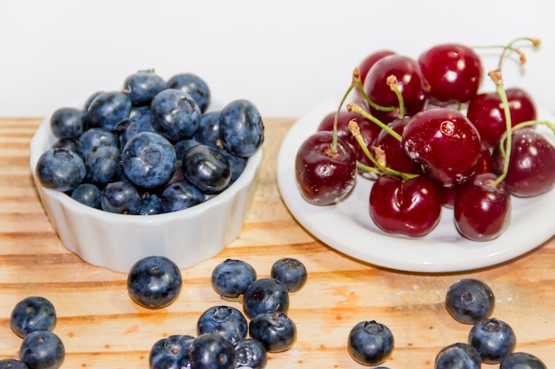 arándanos cerezas y fresas