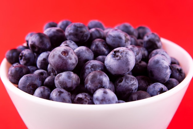 Arándanos en una escala macro Bayas oscuras en primer plano Arándanos maduros en rojo Fruta natural saludable