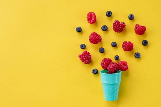 Arándanos frescos en un cono de helado explosión de arándanos concepto de refresco de verano estilo de comida orgánica naturalfruta fresca y bayas en conos de waffle concepto de comida de verano saludable menú dulce