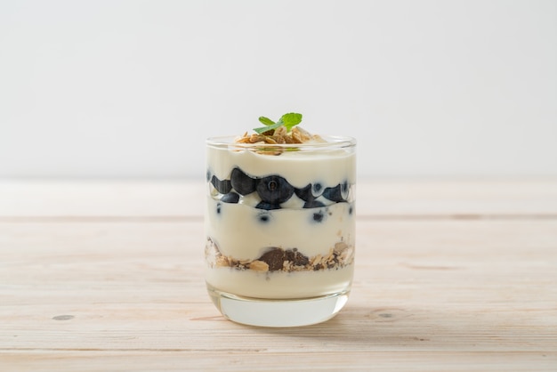 arándanos frescos y yogur con granola - Estilo de comida saludable