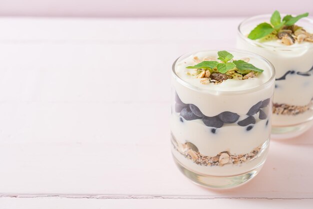 arándanos frescos y yogur con granola - Estilo de comida saludable