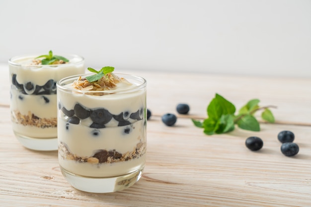 Arándanos frescos y yogur con granola