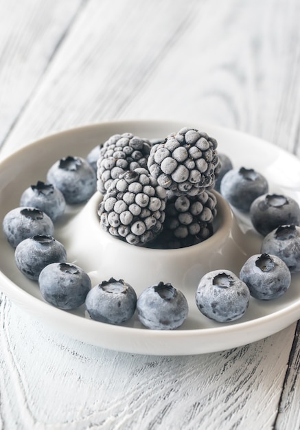 Arándanos y moras congelados en el plato