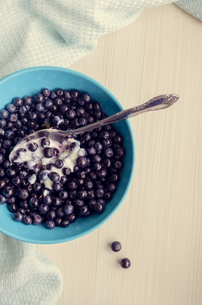 Arándanos recién cortados con crema