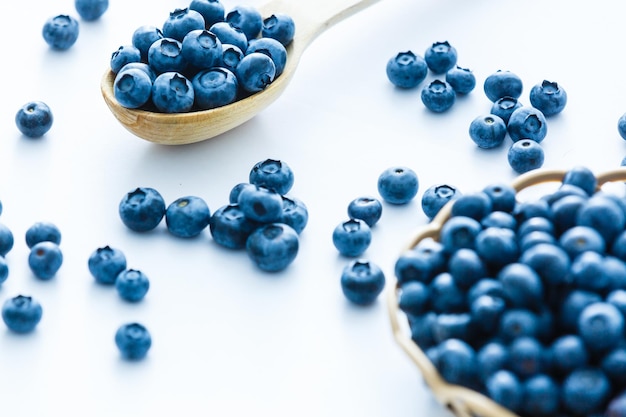 Arándanos sabrosos aislado sobre fondo blanco. Los arándanos son un superalimento orgánico antioxidante.