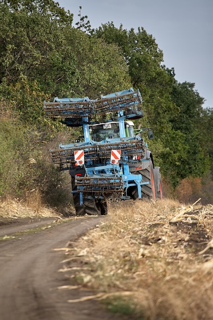 Arando un campo de tractor rojo.