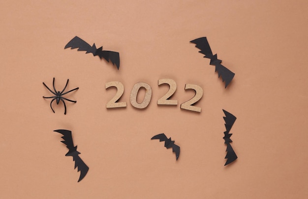 Aranhas de morcegos de Halloween 2022 e 2022 em fundo marrom