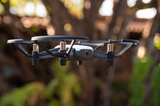 Araras, Sao Paulo, Brasil. 03 de septiembre de 2021. Drone Tello fotografiado en vuelo en la naturaleza, luz natural, poca profundidad de campo, enfoque selectivo.