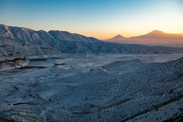 Ararat-Berg mit schneebedeckter Landschaft bei Sonnenuntergang