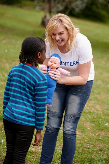 Foto arbeit für einen guten zweck, nicht applaus aufnahme von freiwilligen, die mit kleinen kindern arbeiten