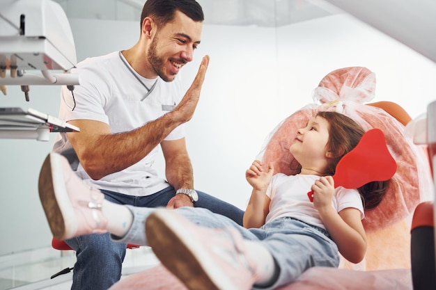 Arbeit gut gemacht Kleines Mädchen, das Zahnarzt in der Klinik besucht Konzeption der Stomatologie