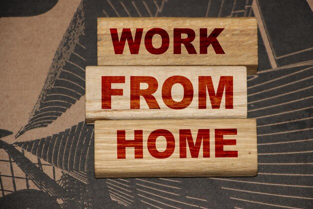 Arbeit von zu Hause aus Phrase auf Holzblöcken Neues normales soziales Konzept