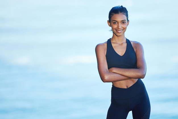 Arbeite hart und sei stolz Porträt einer sportlichen jungen Frau, die im Freien trainiert