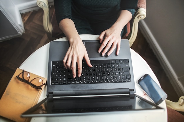 Arbeiten an einem Laptop