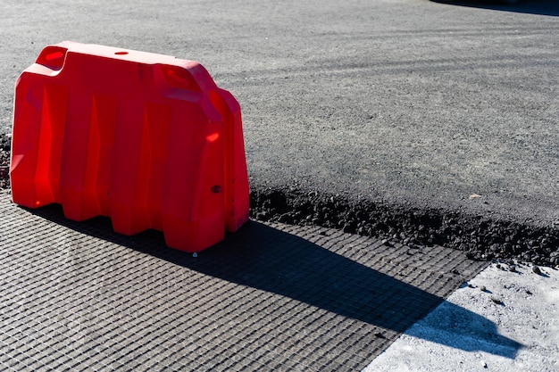 Arbeiten an einer neuen Straße durch das Einbringen von neuem Asphalt