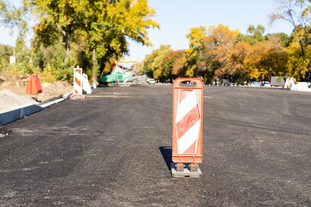 Arbeiten an einer neuen Straße, indem neuer Asphalt eingebaut wird