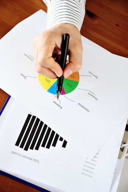 Arbeiten an Geschäftsdiagrammen und Karren