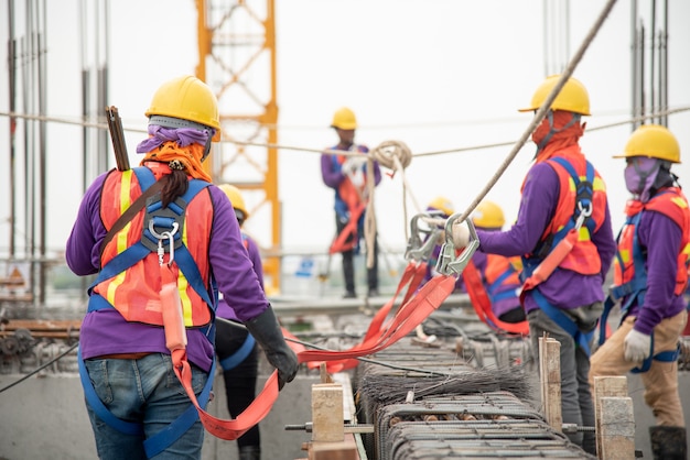 Arbeiten in der Höhe Ausrüstung. Absturzsicherung für Arbeiter mit Haken für Sicherheitsgurtzeug