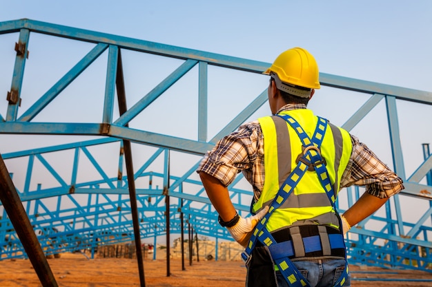 Arbeiten in der Höhe Ausrüstung auf der Baustelle. Absturzsicherungsvorrichtung für Arbeiter mit Haken für Sicherheitsgurt auf selektivem Fokus.