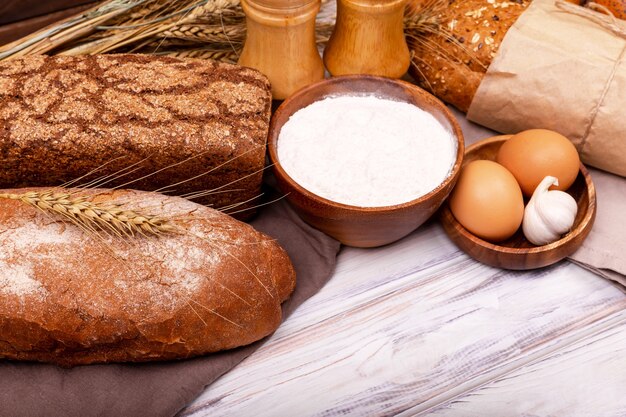 Arbeiten mit Hefemehl Eiern Knoblauch oder Bäckerei kochen