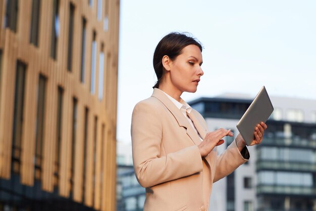 Arbeiten mit Tablet draußen