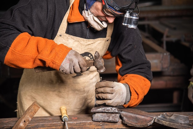 Arbeiten Sie in einer mechanischen Werkstatt mit verschiedenen Werkzeugen