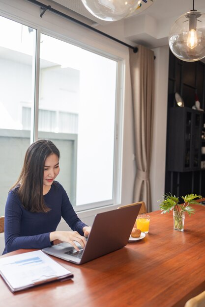 Arbeiten Sie von zu Hause aus Konzept einer Freiberuflerin, die glücklich aussieht, während sie online arbeitet