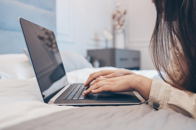 Arbeiten Sie von zu Hause aus mit einer Frau, die an einem Laptop arbeitet