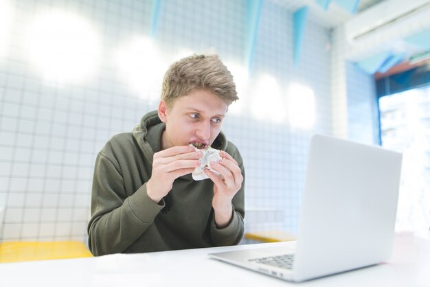 Arbeiten Sie während des Mittagessens im Café.