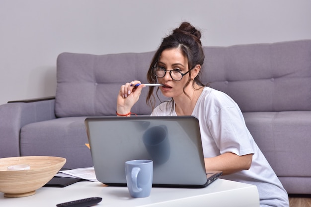 Arbeiten von zu Hause aus schöne junge Frau