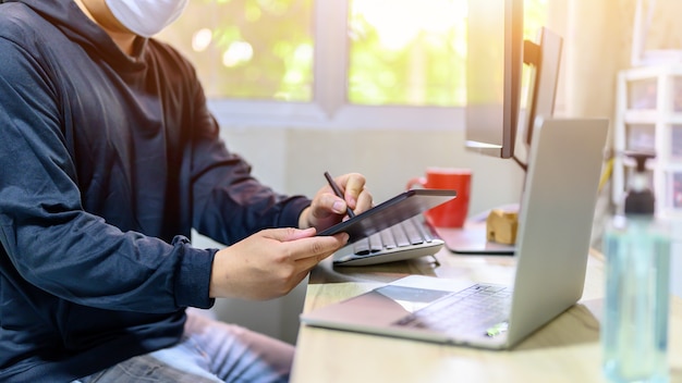 Arbeiten von zu Hause (WFH). Abriegelung und Selbstquarantäne zu Hause. Soziale Distanzierung und physische Distanzierung. Bleiben Sie zu Hause Bleiben Sie sicher. Wirkung von Covid-19 und Stopp des Virusausbruchs.