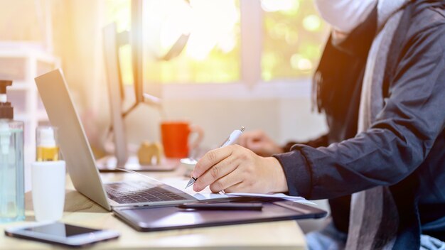 Arbeiten von zu Hause (WFH). Abriegelung und Selbstquarantäne zu Hause. Soziale Distanzierung und physische Distanzierung. Bleiben Sie zu Hause Bleiben Sie sicher. Wirkung von Covid-19 und Stopp des Virusausbruchs.